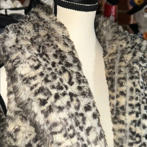 Johnston & Murphy Leopard Print Faux Fur Vest - Picture 5 of 9